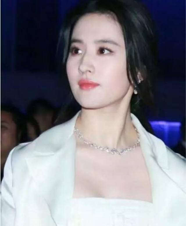 刘亦菲性感现身惊艳全场,胸部亮了,网友:不愧是神仙姐姐!