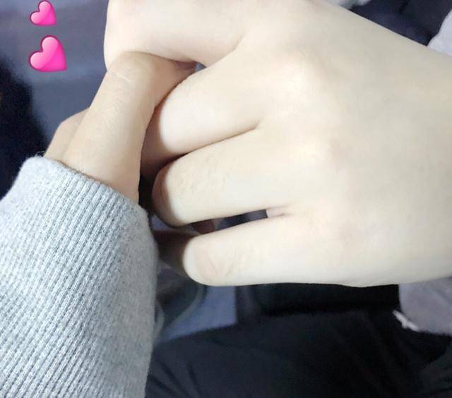 大手牵小手,韦神女友秀恩爱,调侃:猪皮真的白!