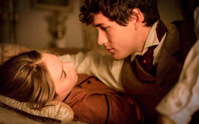 每一个女孩都应该看看这部讲述成长与爱情的英剧