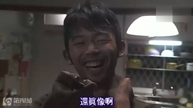 男子突然变态地大笑起来,说姐姐和妹妹害怕的样子很像