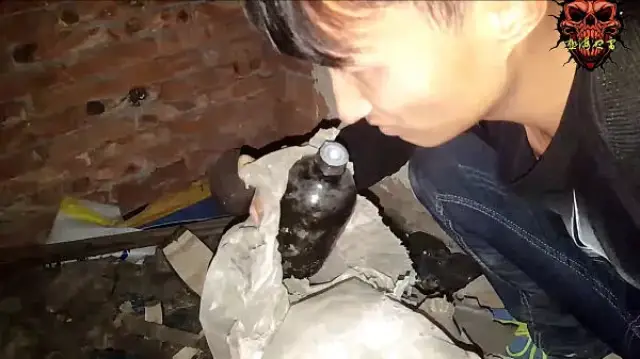 突然,窗外一个很大的响声将阿科吓了一跳!