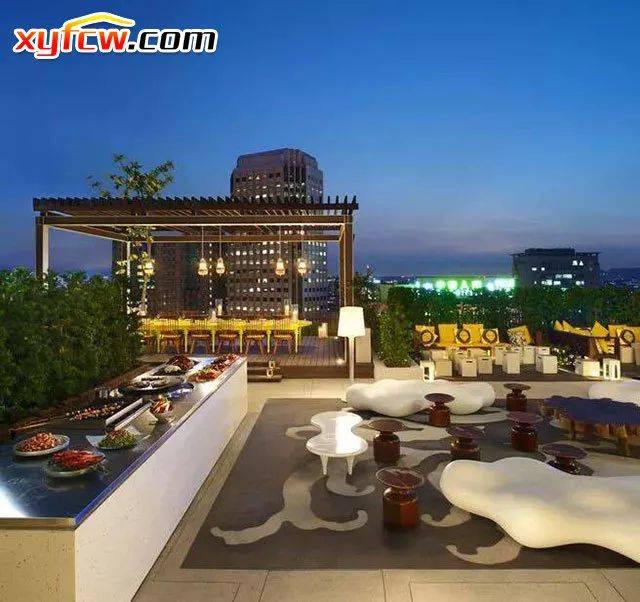 露台变吧台 让露台化身成为极具小资情调的吧台,是很多年轻人都喜欢