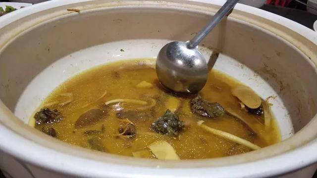 昆明普吉路上的名牌饭店,野生菌泡酒喝,电视台明星都经常去