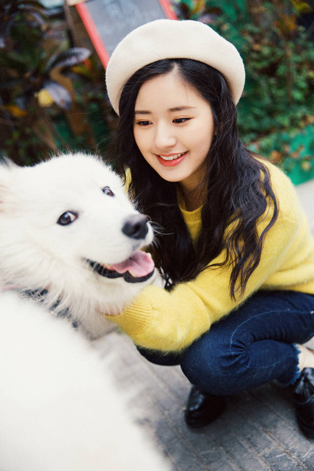 赵露思和狗狗,猫咪亲切互动