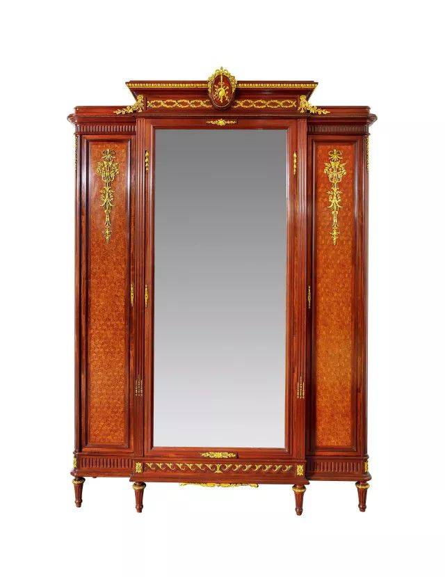 40克拉,蓝宝石0.86克拉,粉色蓝宝石 22.83克拉,沙弗莱 石4.