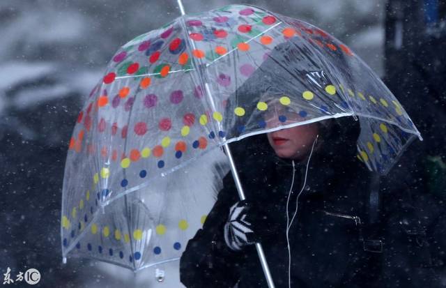 在风雪中,人们打伞的打伞,戴帽的戴帽,啥也没有的小哥,只能头顶一片白