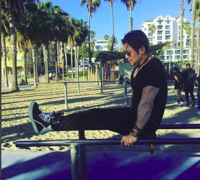 唐文龙每天都会坚持练功夫,泰拳 也会到公园做体能特训 不喜欢到健身