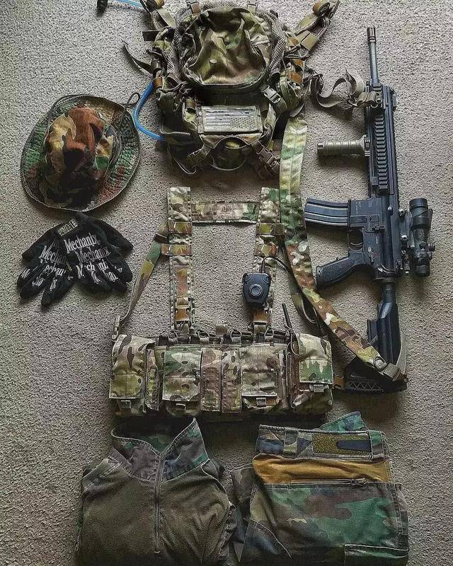 战争类的游戏,慢慢的在长大以后开始模仿那些全身战术装备的军人们,不