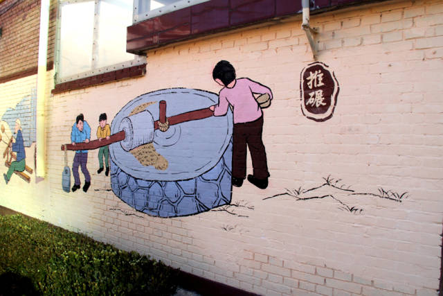 晋城:手绘文化墙绘扮靓乡村 画中有话景中有乡愁