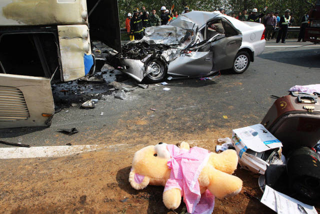 小舅子车祸没了,他媳妇想打掉肚子里8个月的孩子,我应该如何劝说呢?