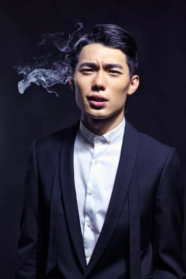 低头不见抬头见》 电影作品:《南方》《小日子》 《霓裳曲》《蓝山》