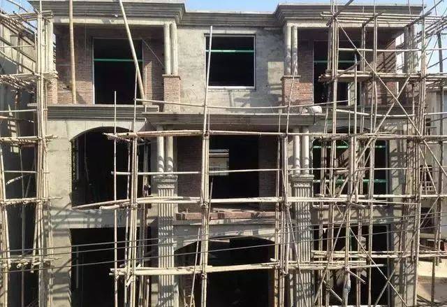 真石漆装饰的罗马柱.