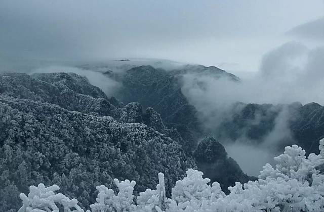 乐业天坑雪景图片