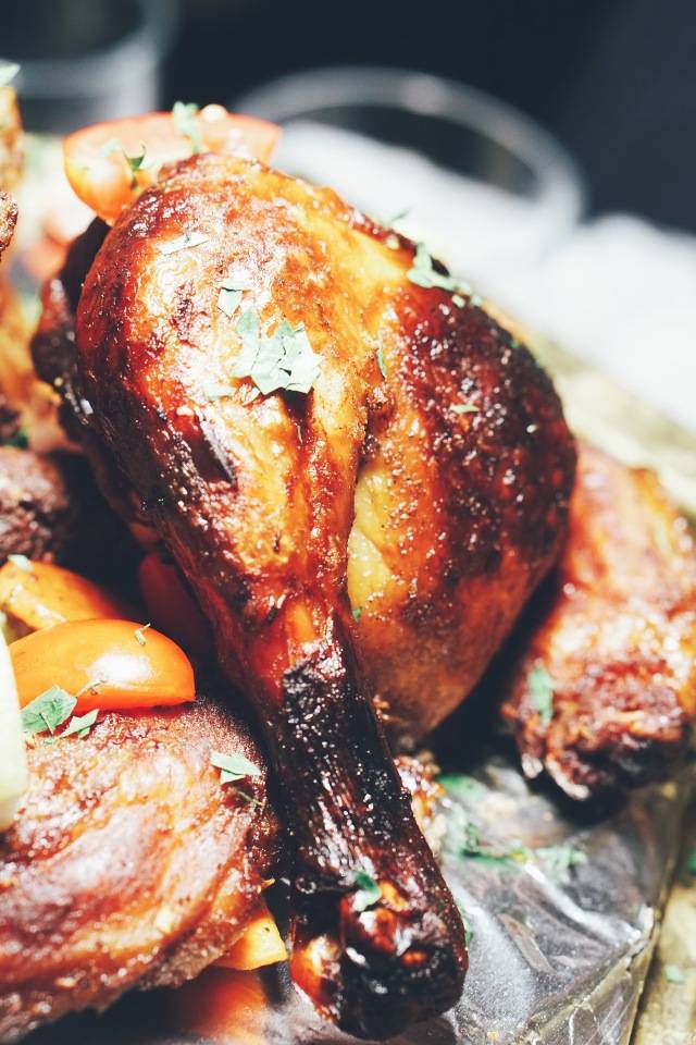 一只非常细嫩多汁的小烤鸡   //地址:芳华街25号附12 //电话:028