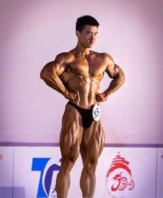 健美男神陈康自拍秀肌肉,这样的肌肉男是不是很养眼?