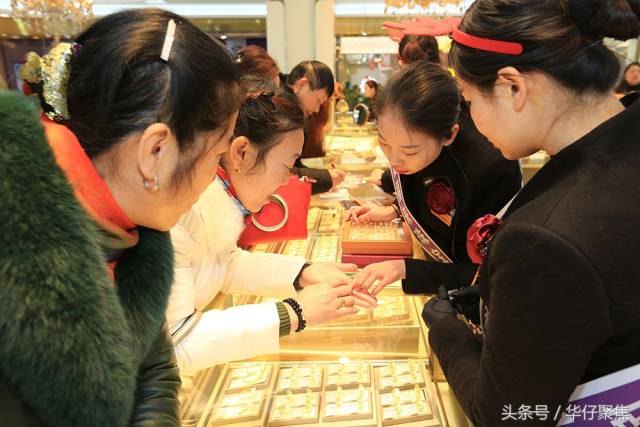 金店开业大促销,足金999每克277元,顾客买黄金犹如买白菜