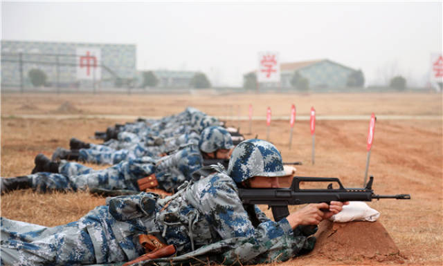空降兵某旅党委带头以谋打赢姿态迎接新年开训