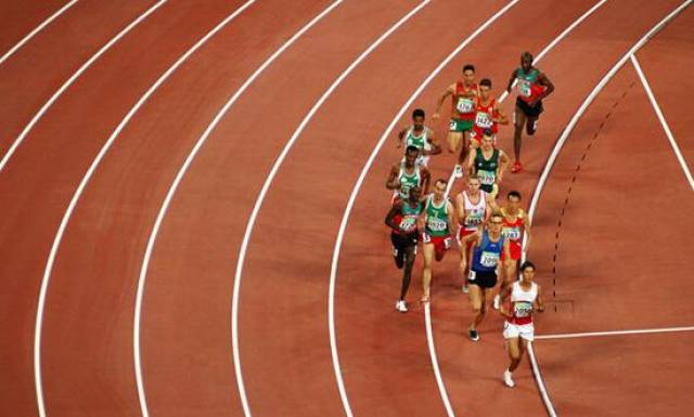 为何逆时针在环形跑道跑步重心偏左为消减离心力