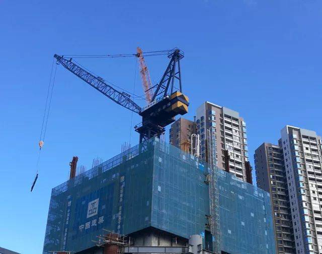 标志着贵州省超高层施工进入动臂塔吊时代 科技引领发展,我们一直在路