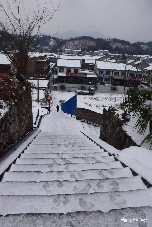 金松滋 2018年的第一场雪,刘家场,卸甲坪山区下得更大一些,白茫茫的