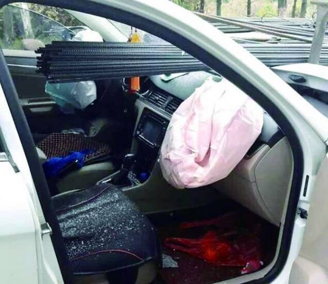 开车玩手机导致车祸屡有发生