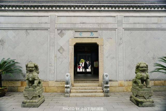 清同治十年(1871)海琦园盐商人冯缵斋建宅于此,名"三乐堂".