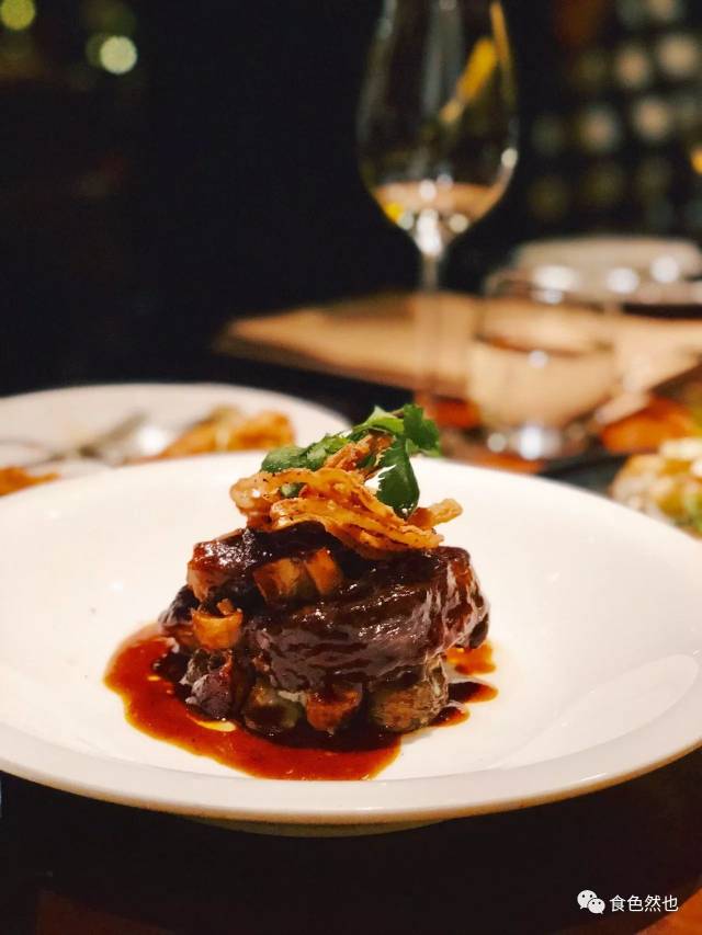 一点不愧对 海 鲜 饭这可爱的称呼 最美妙的部分在于旁边绿色调味酱