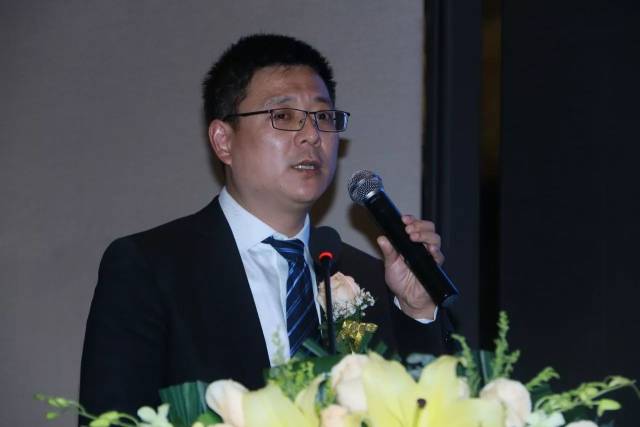 复旦大学附属眼耳鼻喉科医院眼科于志强博士比较了《smile与fs-lasik