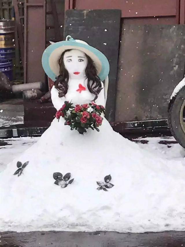 冬天堆的新娘雪人图片图片