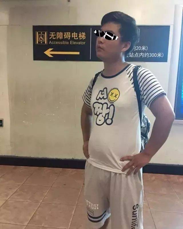 上海地铁惊现幼童随地小便尿液横流,网友竟说不敢管!