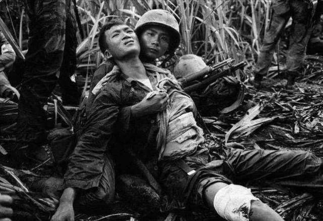 女兵受尽折磨大哭说:枪毙我!