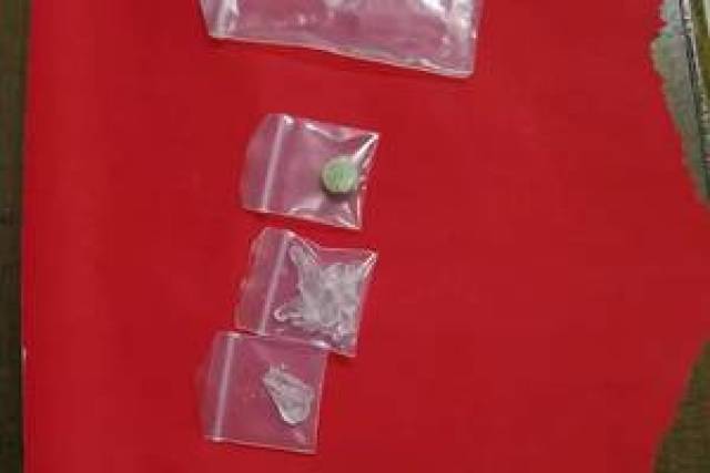 接警后,民警迅速赶到现场,当场抓获三名吸毒人员朱某威,朱某兴,唐某勇
