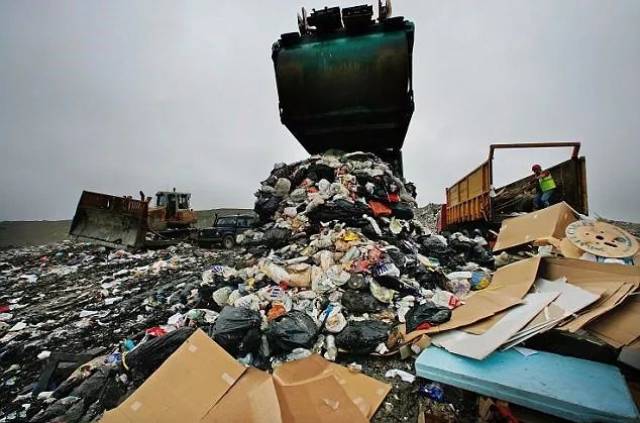 中国禁止进口洋垃圾,英美人慌了!政客官员媒体吵成一团