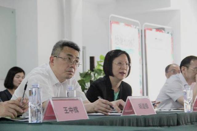 (湖北省商务厅胡道银副厅长听取汇报)