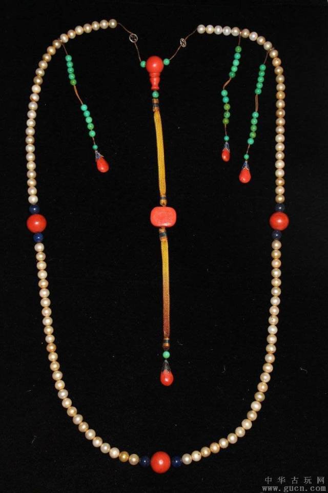 东珠制成的朝珠在清朝极为尊贵,只有皇帝,皇后,皇太后才能佩戴!