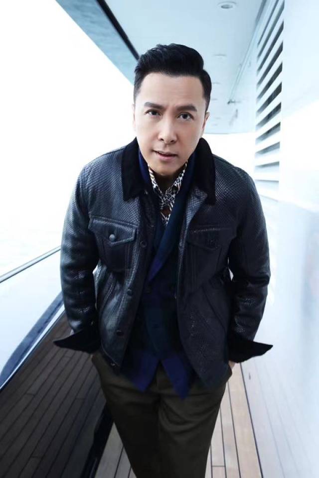 67甄子丹新年首登杂志封面海上游艇照魅力十足