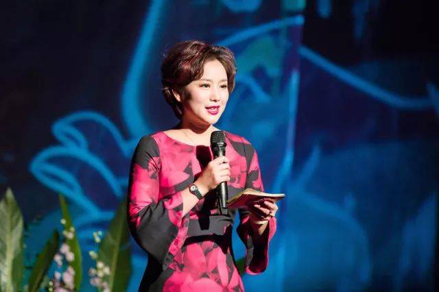 本场朗诵会随着主持人,同时也是朗诵会总策划人,爱的分贝秘书长王娟的