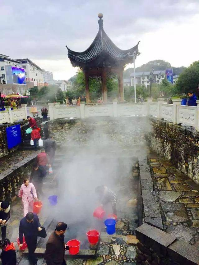 寒冬里,有一泓热气腾腾的富硒温泉在等你