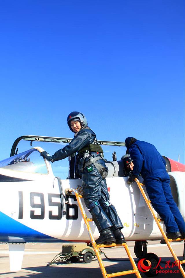 巾帼不让须眉!空军第十批女飞行学员寒冬中劲舞蓝天