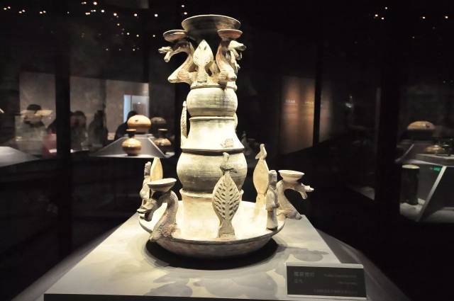 蟠螭就是盘曲着的无角之龙,常常用来装饰器物.