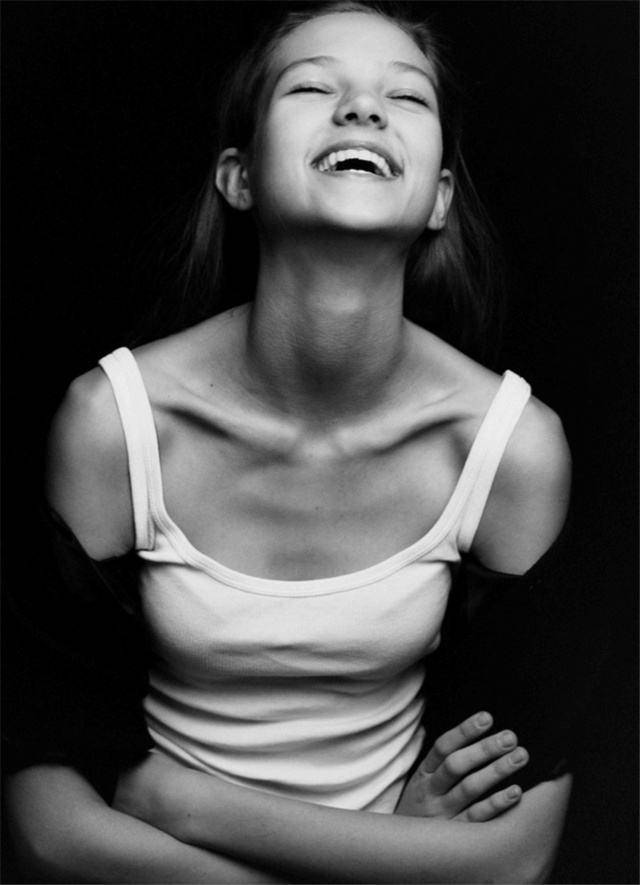 你喝酒为的是求醉;我喝酒为的是要从别种的醉酒中清醒过来