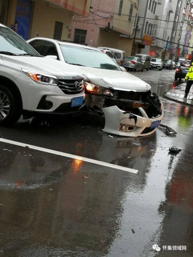 白色小车的车头严重损毁,车头保险杠被撞到脱落,suv只是左侧车头有小