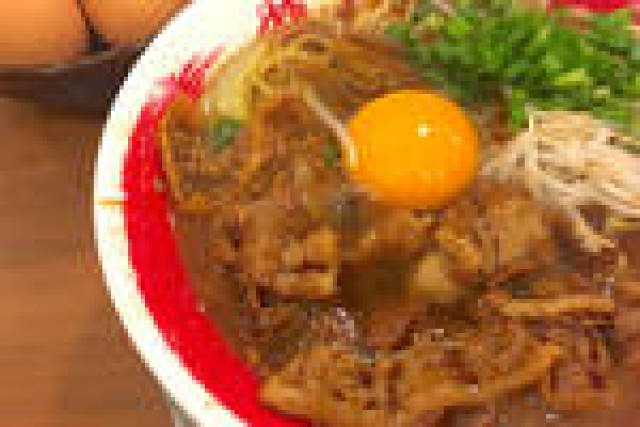 德岛是日本四国地区的地名,以豚骨酱油为汤底的「拉面东大」,面条属于