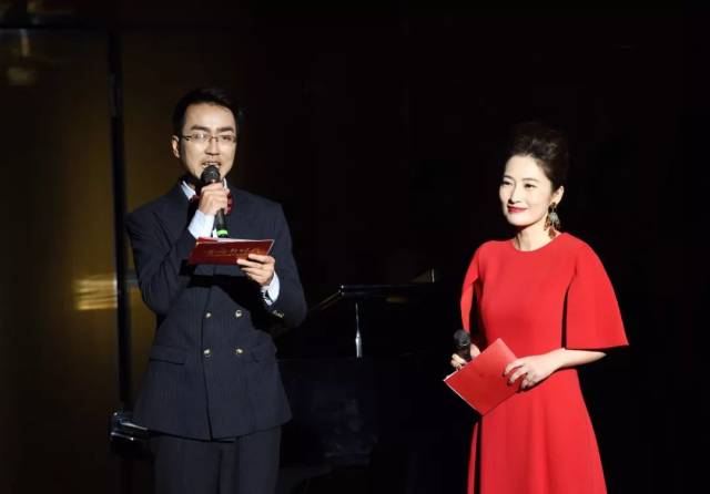 晚会由胡未央,董旭东主持 音乐会上《我像雪花天上来《思念》