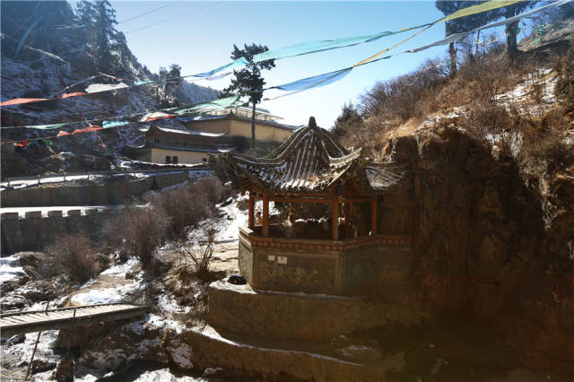 零下三十度,藏族男女老少裸体共浴的降扎温泉