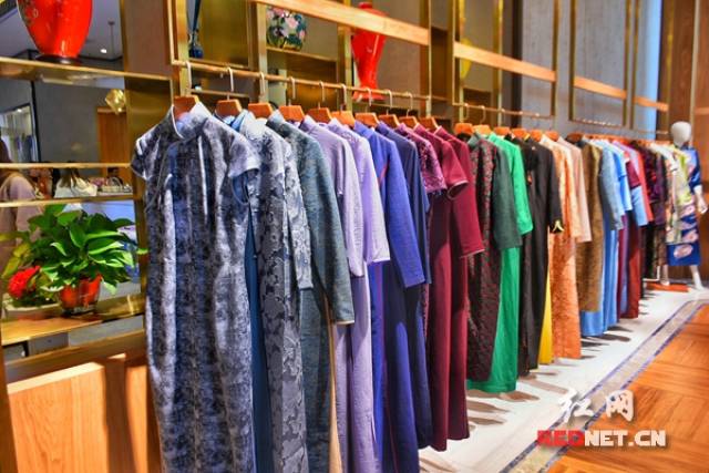 大唐衣品门店内旗袍陈列.