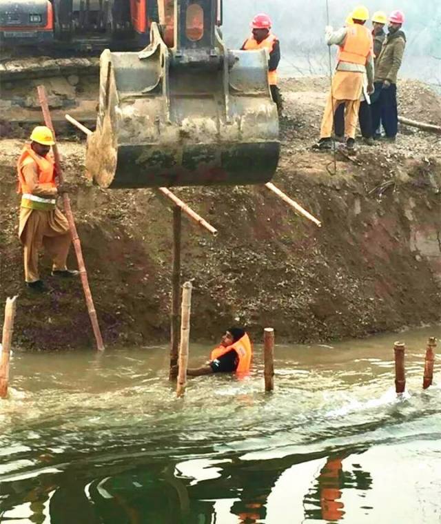 水中打桩围堰施工