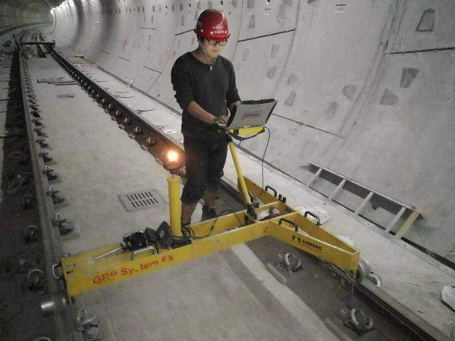 武汉地铁项目部召开冬季大练兵钢弹簧浮置板道床施工总结会