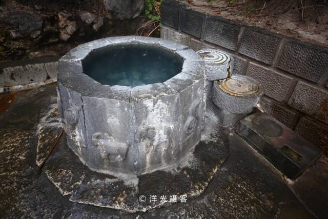 密林深山处隐藏神奇井,喝了井水会怀孕,信众不忘投币入井许愿