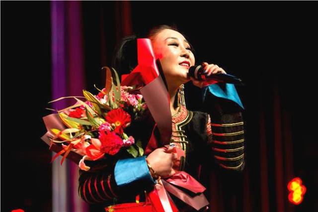 回报家乡,回报歌迷"情歌公主"格格携众星在锡林郭勒举行演唱会